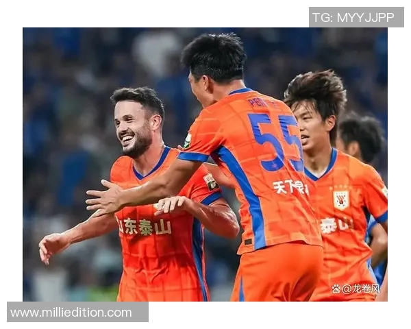 当球星在绿茵场深情接吻时爱与足球交织成热血青春物语